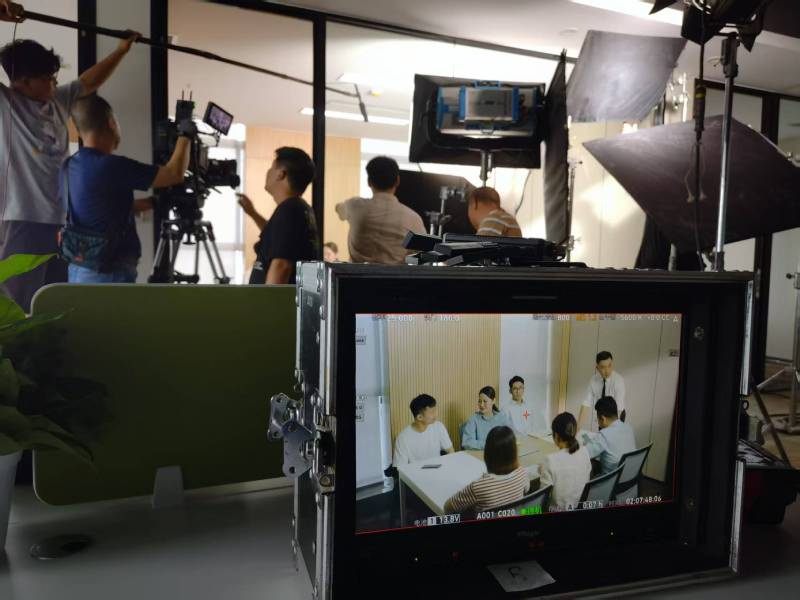 南川区TVC拍摄公司：科技产品视觉化大师，诠释未来感与功能美学